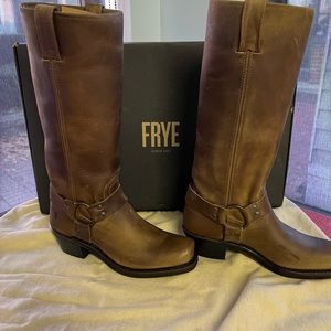 NIB Frye Harness boots